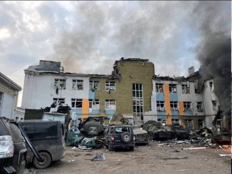 俄軍稱烏克蘭的火箭砲襲擊了頓巴斯的一處醫院，但這個醫院怎麼看都更像軍營。（翻攝自推特）