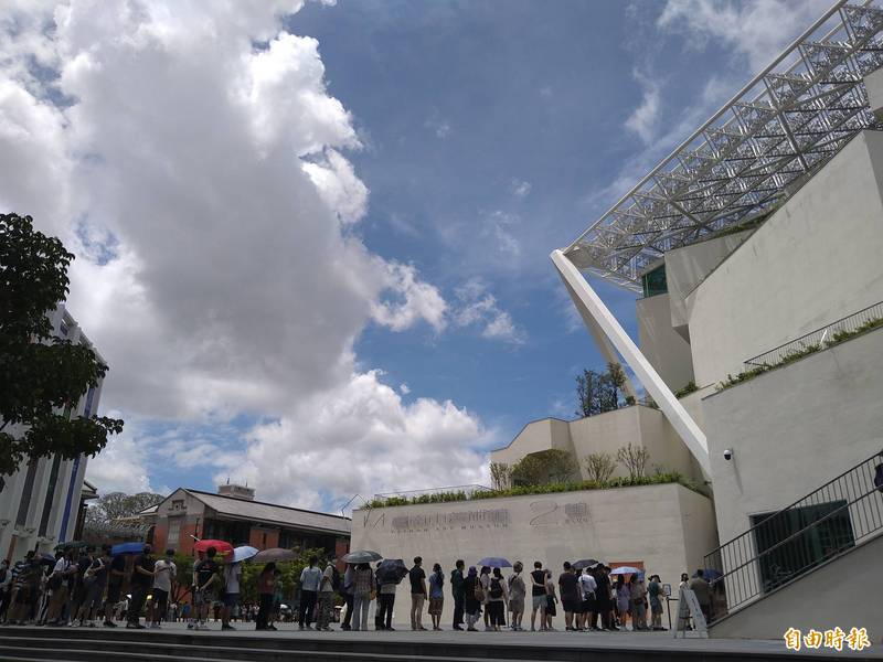 台南美術館「亞洲的地獄與幽魂」於25日開展，連兩天人潮大爆滿，民眾大排長龍。（記者蔡文居攝）