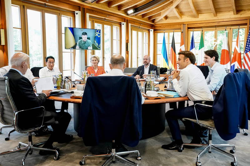 烏克蘭總統澤倫斯基（Volodymyr Zelensky，圖中螢幕內）27日透過視訊向G7領袖表明，希望能夠在今年底前取勝並終結戰事；G7領袖則表示，各國將團結一心並無限期支持烏克蘭。（歐新社）