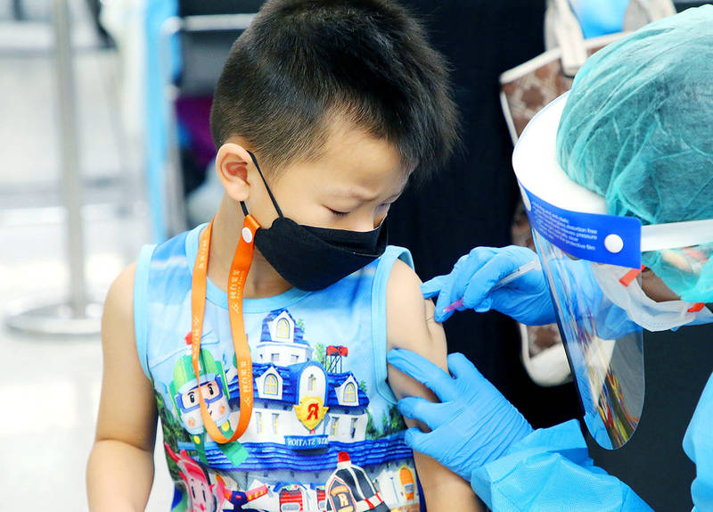A child receives a COVID-19 vaccine at a children’s vaccination station in Taipei on June 3.
Photo: CNA