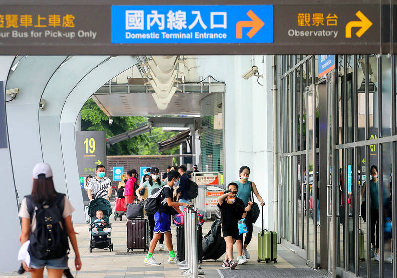 
People walk toward the domestic flights terminal at Taipei International Airport （Songshan airport） on June 12.
Photo: CNA