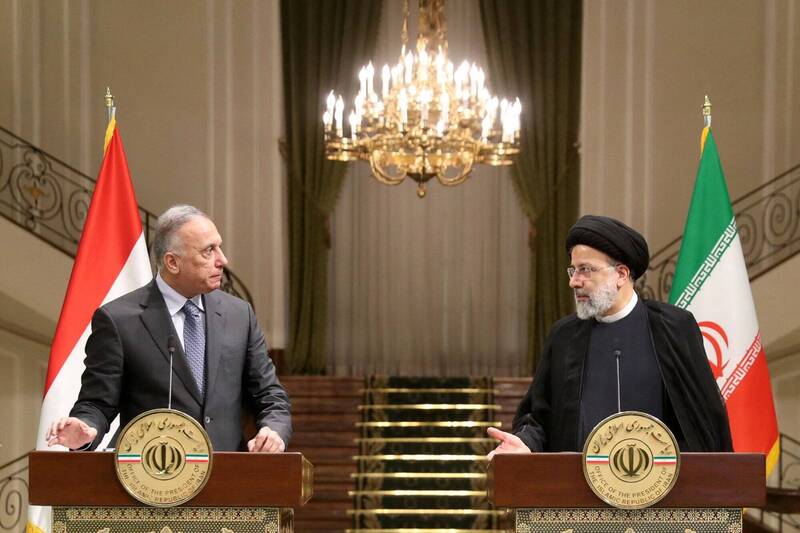 伊拉克總理穆斯塔法·卡迪米（Mustafa Al-Kadhimi）（左）於26日拜訪德黑蘭，會唔伊朗總統易卜拉欣·萊希（Ebrahim Raisi）（右）。（路透）