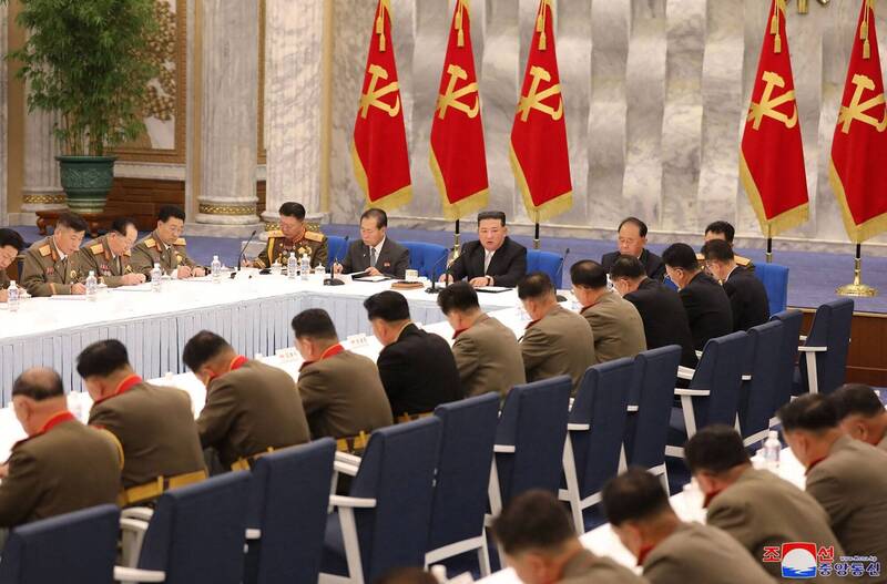 近日美日韓聯合軍演頻繁，北韓外交部批，美國正在製造一個「亞洲版的北約」。圖為北韓於24日所舉辦的朝鮮勞動黨第八屆中央軍事委員會第三次擴大會議。（法新社）