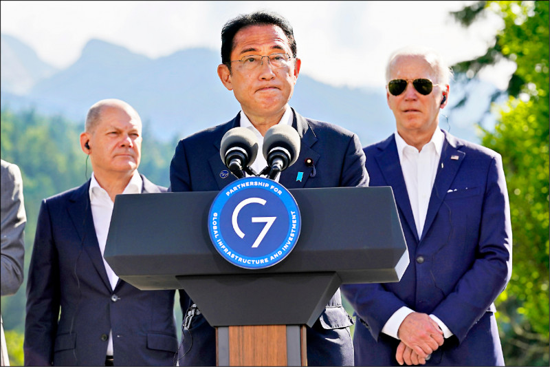 日本首相岸田文雄廿六日在德國艾爾莫城堡舉行的七大工業國集團（G7）高峰會中致詞，一旁為地主國德國總理蕭茲（左）和美國總統拜登。（美聯社）