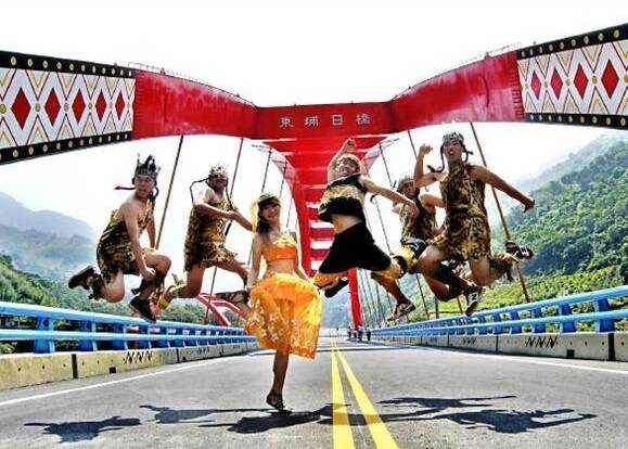 南投信義鄉東埔溫泉區日月雙橋，極具特色，是遊客拍照打卡熱門景點。（資料照）
