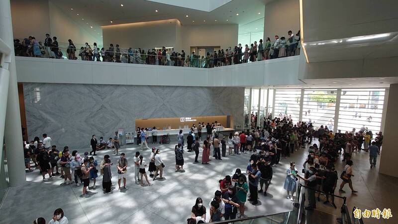 台南市美術館「亞洲的地獄與幽魂」特展25日開展以來引發熱潮，週末假日民眾大排長龍。（記者洪瑞琴攝）