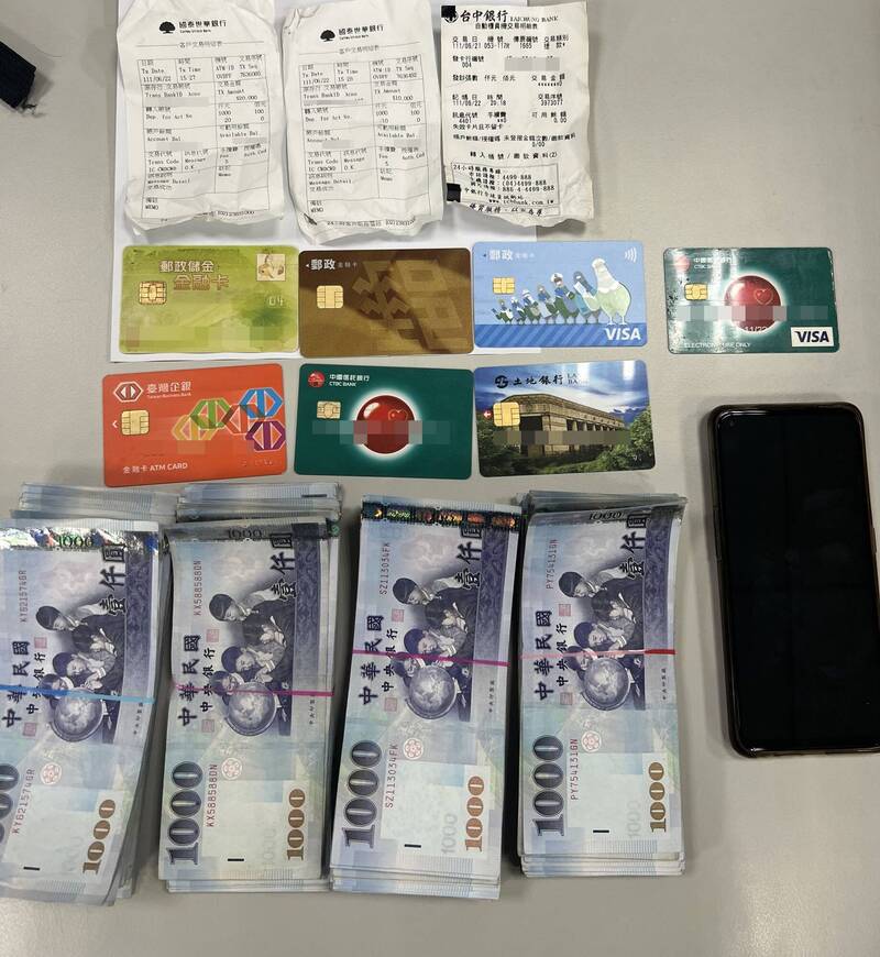 警方在楊男身上起出７張提款卡及３６萬５千元現金。（記者吳昇儒翻攝）