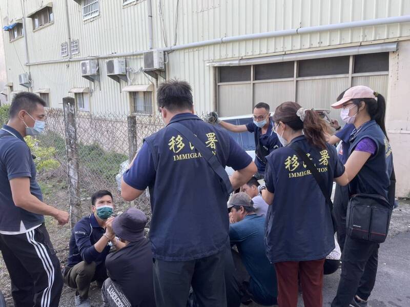 移民署台南市專勤隊在台南市安南區某工地及出租套房共查獲12非法外來人口。（移民署台南市專勤隊提供） 