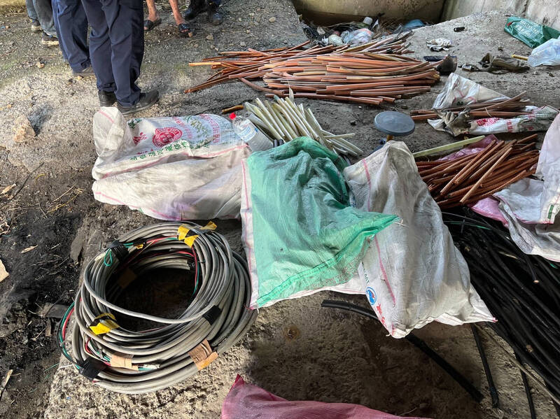 兩名慣竊在蘆竹區偷走650公斤、約38萬元的電纜線後，在橋下拆解。（警方提供）