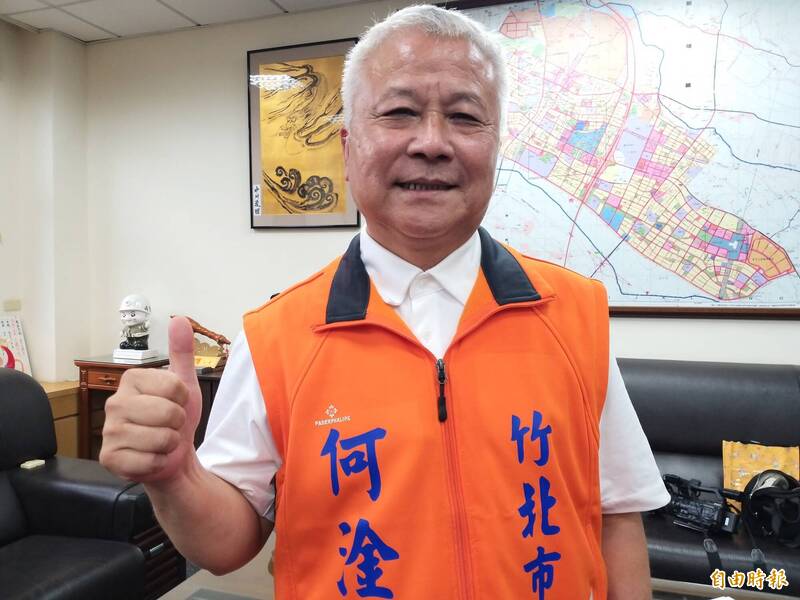 竹北市長何淦銘今（28日）受訪表示，地方基層希望他參選新竹縣長，而他也準備好了，希望爭取各黨派的支持，讓他有機會建設更好的新竹縣！ （記者廖雪茹攝）