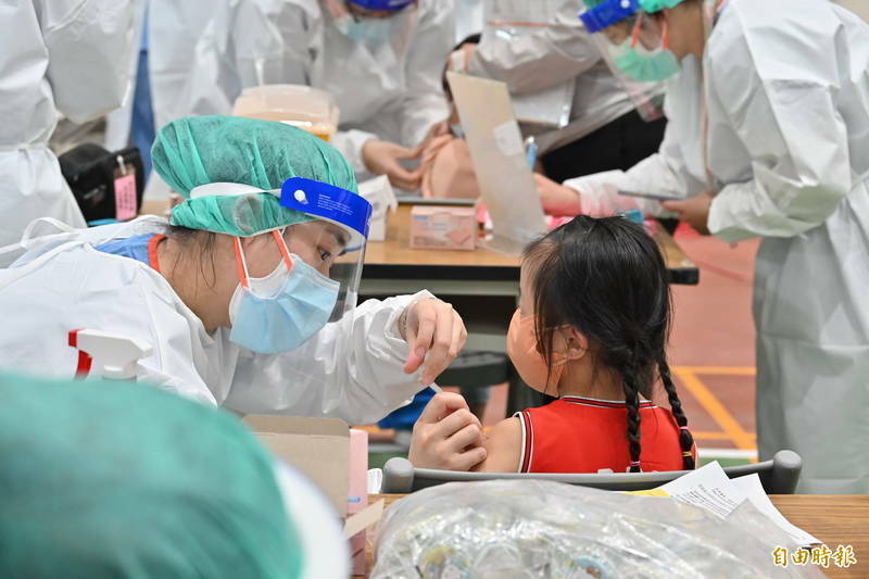 台北市副市長蔡炳坤表示，6個月至5歲幼兒可望於7月中、下旬開始接種第一劑疫苗。 （資料照）