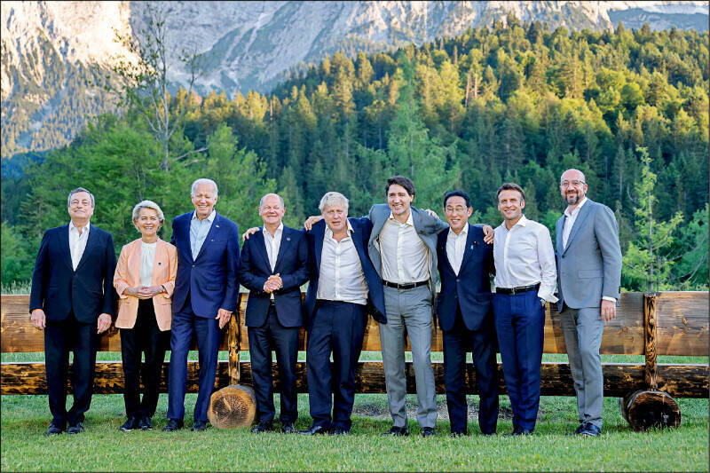 今年G7由德國擔任輪值主席國，美、英、日、加、法、義及歐盟領袖齊聚於德國巴伐利亞邦艾爾莫城堡，就外交安全政策、氣候變遷、全球疫情及俄烏戰爭引發的危機交換意見，會中並提出「全球基礎建設投資夥伴關係」計畫。（法新社）