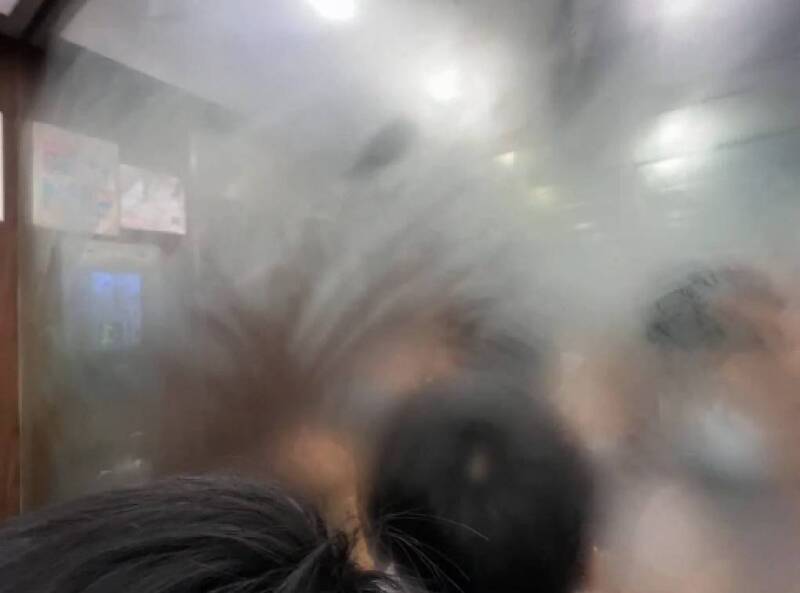 網友表示到某間KTV唱歌卻在電梯受困，當時3面鏡子全都起了大霧，電梯內的12人都熱到覺得呼吸困難。（圖擷自爆怨公社）