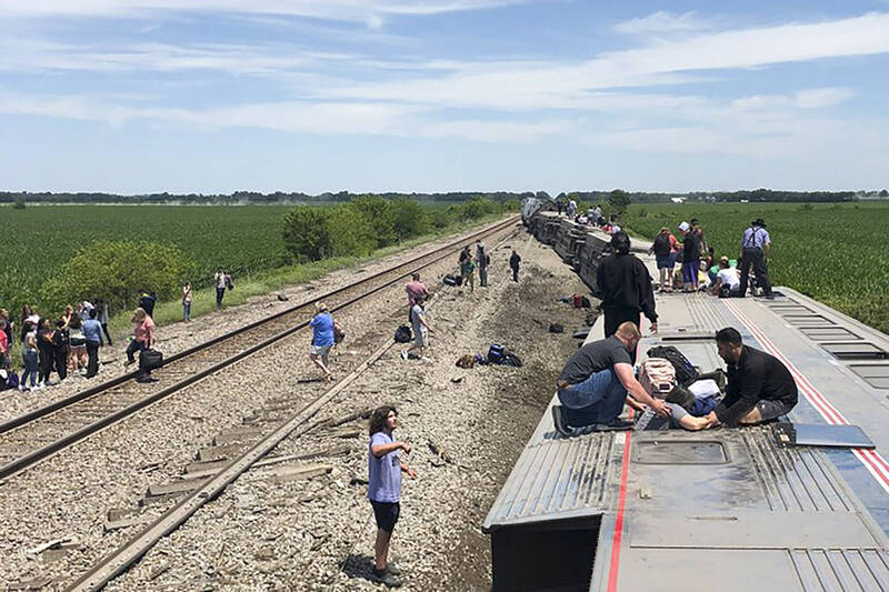 美國國家鐵路客運公司一列載運243名乘客的列車，於當地時間27日驚傳出軌翻覆，造成多人死傷。（美聯社）