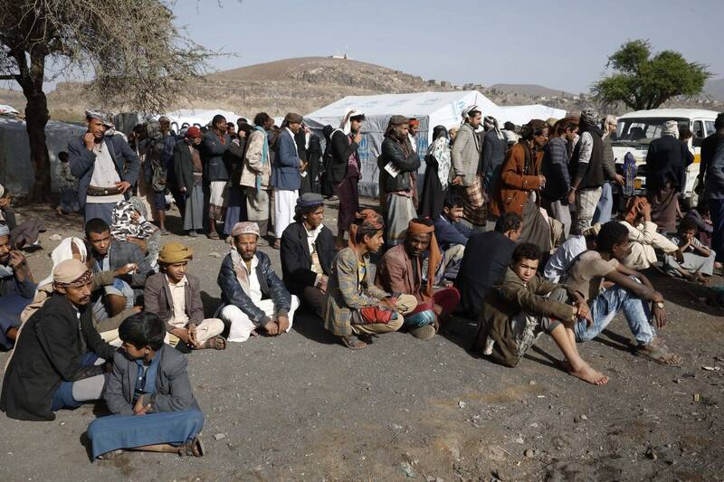 正在排隊領取國際組織援助的葉門難民們。（歐新社）