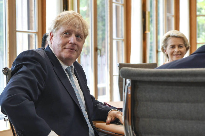 英國首相強森邀請俄國科學家赴英國工作。（美聯社）
