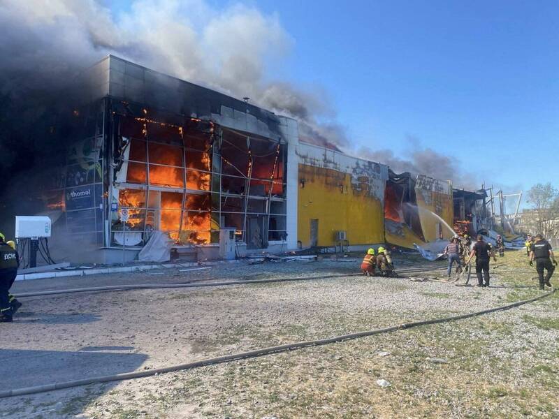 克列緬丘格一座購物中心遭到俄軍飛彈襲擊，造成數十人死傷。（路透）
