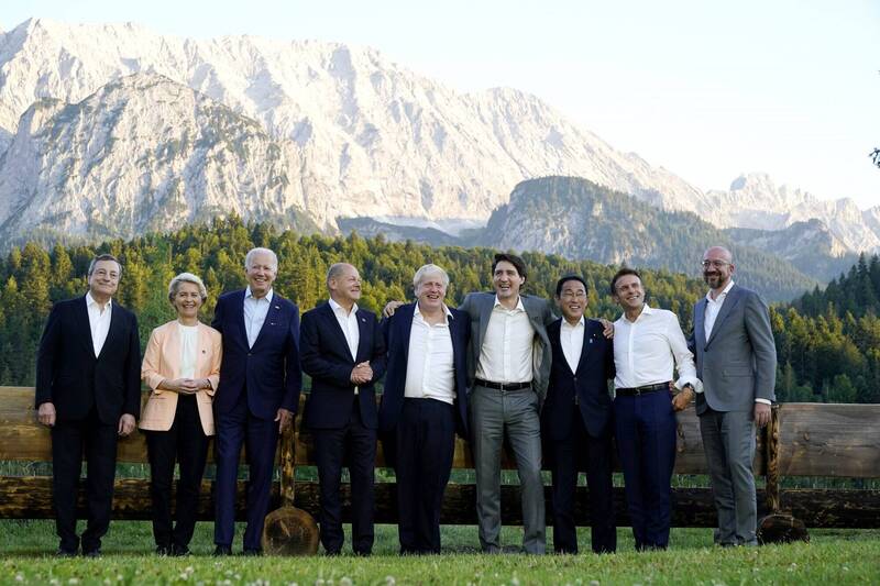 G7高峰會近期在德國展開，加拿大總理杜魯道（右4）於27日宣布擴大對俄經濟制裁。（美聯社）