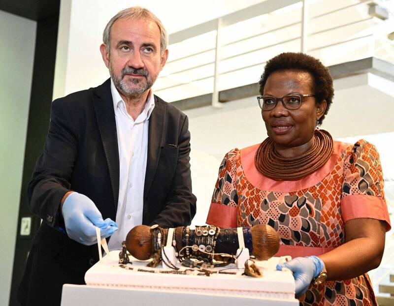 普魯士文化遺產基金會的主席赫爾曼·帕辛格（左）於5月時展示納米比亞的藝術品。（法新社）