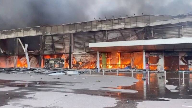 克列緬丘格一座購物中心遭到俄軍飛彈攻擊。（路透）