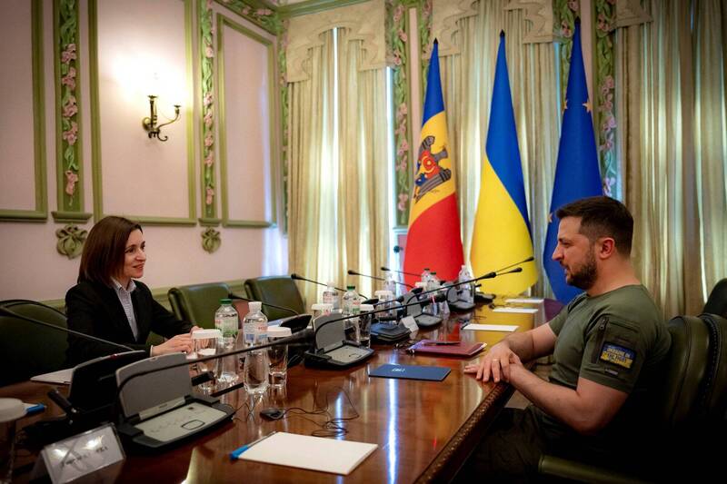 摩爾多瓦總統瑪雅·桑杜（左）於27日拜訪烏克蘭總統澤倫斯基（右），擺放於兩國國旗旁的歐盟旗幟格外引人注意。（路透）