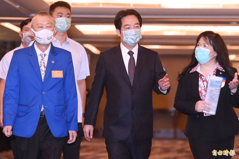 副總統賴清德（中）28日出席「台北東南扶輪社例會」，這是賴副總統手術後首場公開活動。（記者廖振輝攝）