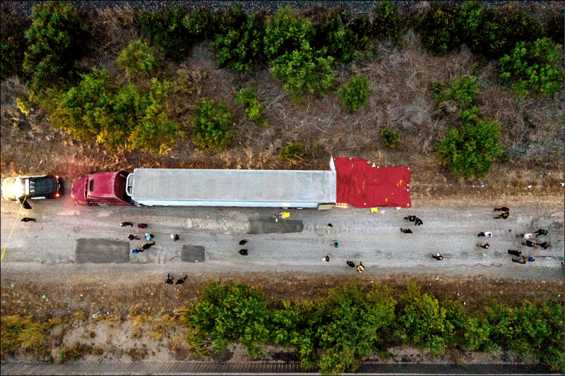 美國德州聖安東尼奧一輛棄置路邊的重型聯結貨櫃卡車，27日被發現裡面有至少46人因熱衰竭病症死亡。（美聯社）