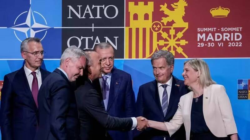 三國在馬德里簽書備忘錄後，土耳其外交部長卡夫索格魯與瑞典總理安德森（右）握手致意。後排左起分別為北約秘書長史托騰伯格、土耳其總統艾多根以及芬蘭總統尼尼斯托。（美聯社）