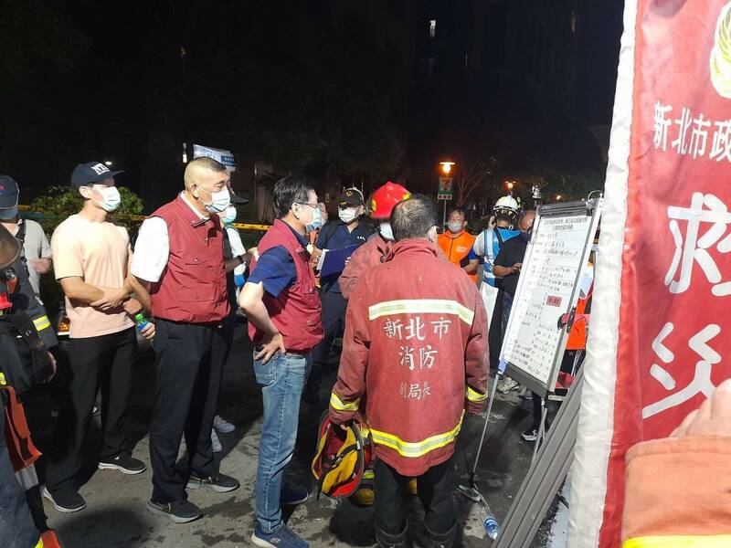 新北市副市長劉和然（中）凌晨趕赴火災現場聽取搶救簡報。（圖由新北市政府提供）