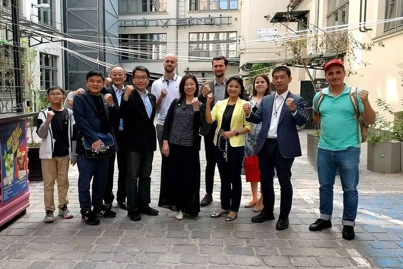 立委團拜訪位於波蘭弗羅茨瓦夫的烏克蘭基金會，傳達台灣人的支持。（翻攝林靜儀臉書）