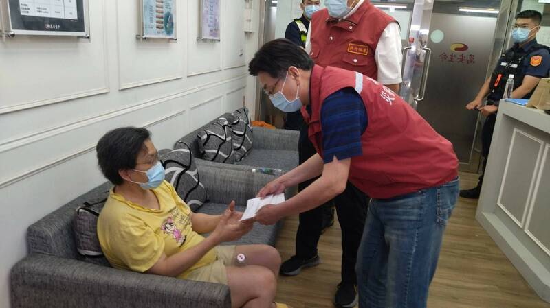 新北市副市長劉和然（右）致贈2萬5千元慰問金給三重火警案的家屬。（社會局提供）