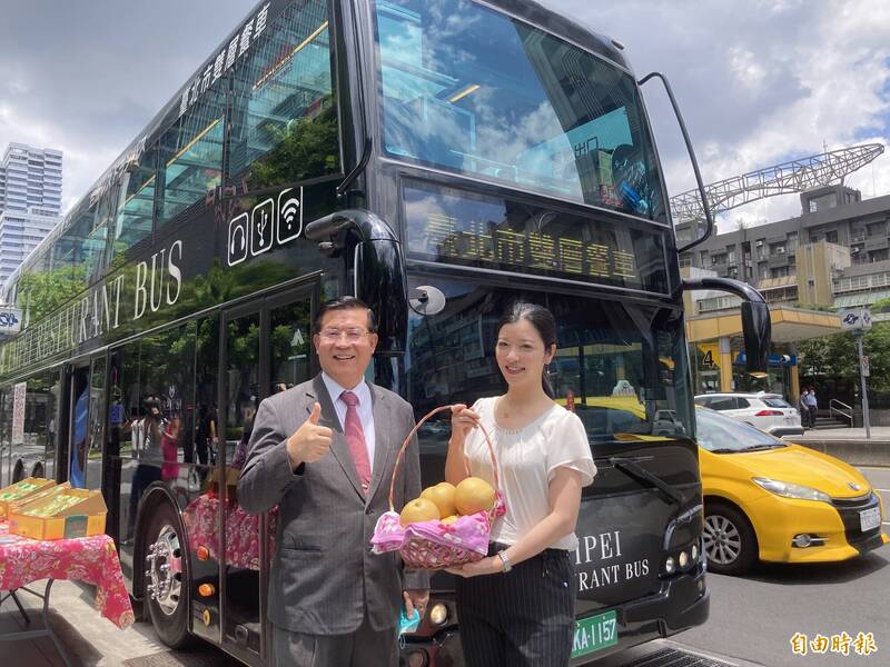 台北市雙層觀光巴士執行長、台灣租車旅遊集團總經理徐浩源（左）說，「梨之鄉採果趣」也授權台灣租車旅遊集團推畫一至二日遊行程。（記者陳心瑜攝）