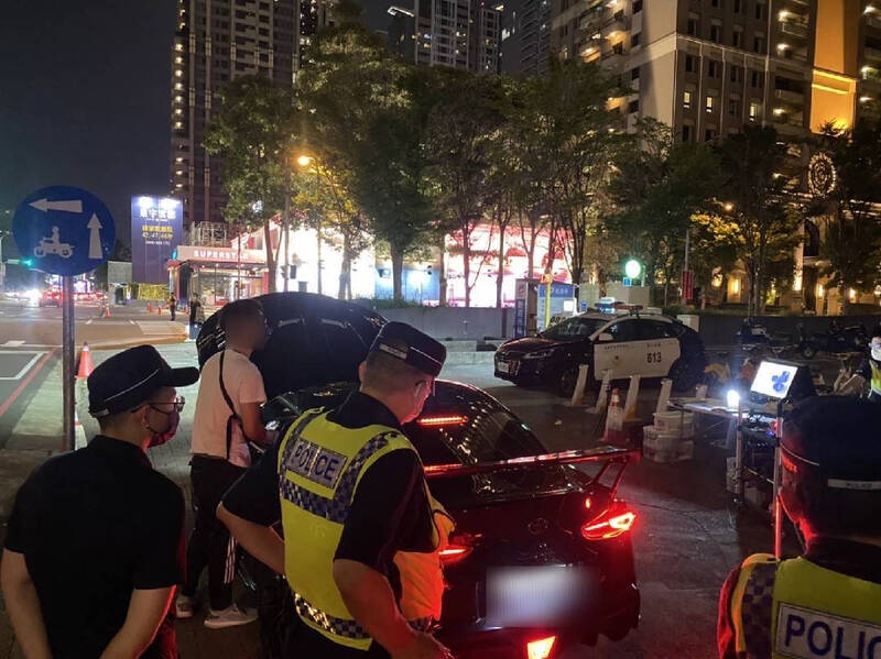 台中市第六分局昨晚與環保、監理單位執行聯合稽查，查緝噪音車。（警方提供）