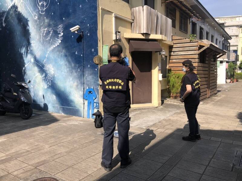 警方鑑識人員到位於台南市南區的藍晒圖文創園區公廁蒐證調查有無安裝針孔攝影機。（警方提供）
