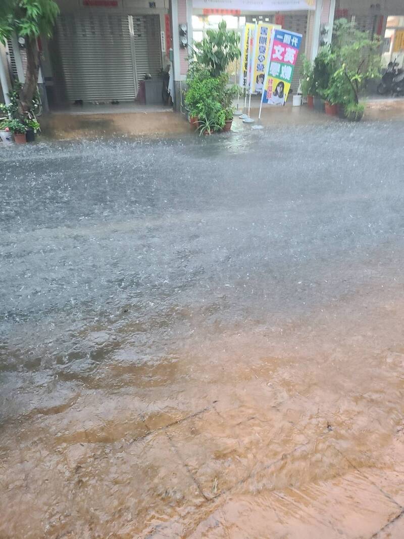 台中市下午下大雨，烏日溪南低窪地區多處積水。（擷取台中市議員陳世凱臉書）