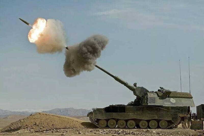 PzH2000自走砲開轟的瞬間。（圖擷取自荷蘭國防部官網）
