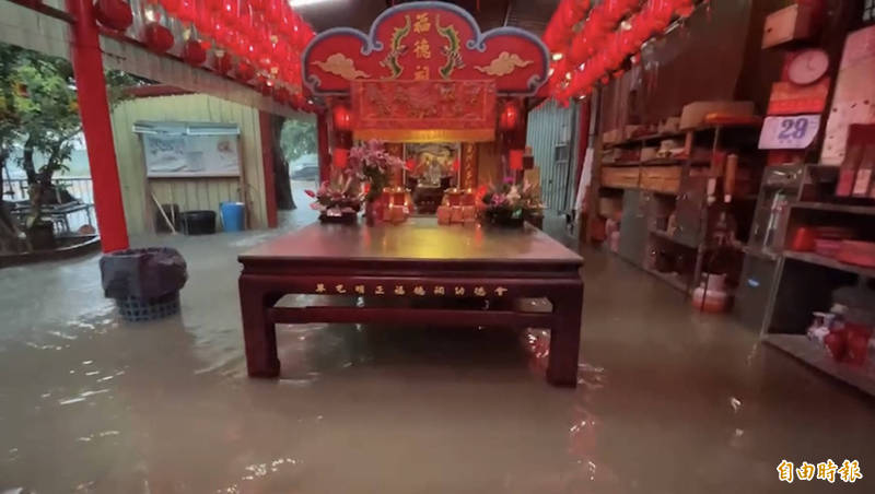 草屯鎮的土地公廟淹水，整座廟泡在水中。（記者陳鳳麗攝）