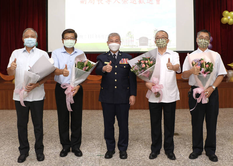 台南市警察局秘書室主任王啟興（左一）、副局長張春波（左二）、警政監陳嘉得（右二）、鄭安章（右一）退休，由局長方仰寧（中）致贈退休紀念牌。（台南市警察局提供）