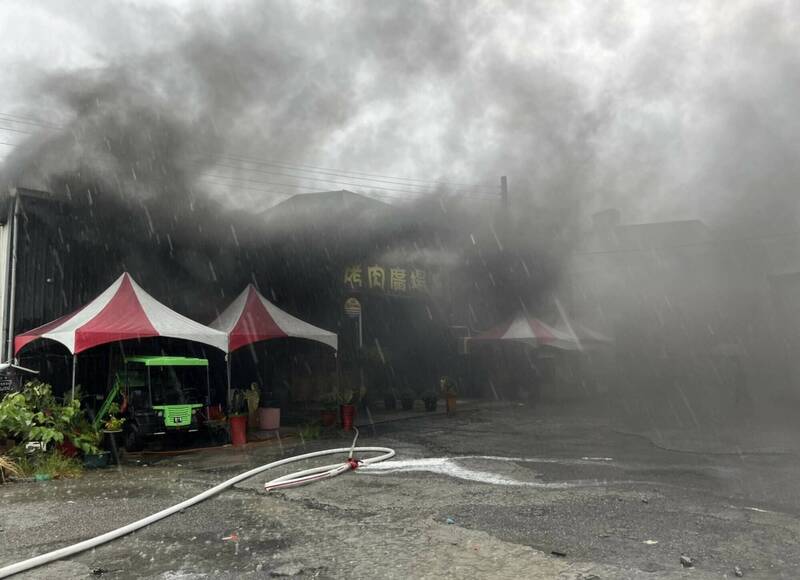 今天下午雷聲大作，閃電不斷，彰化市一家燒烤店突然冒出濃煙，消防局據報派員趕往搶救。 （消防局提供）