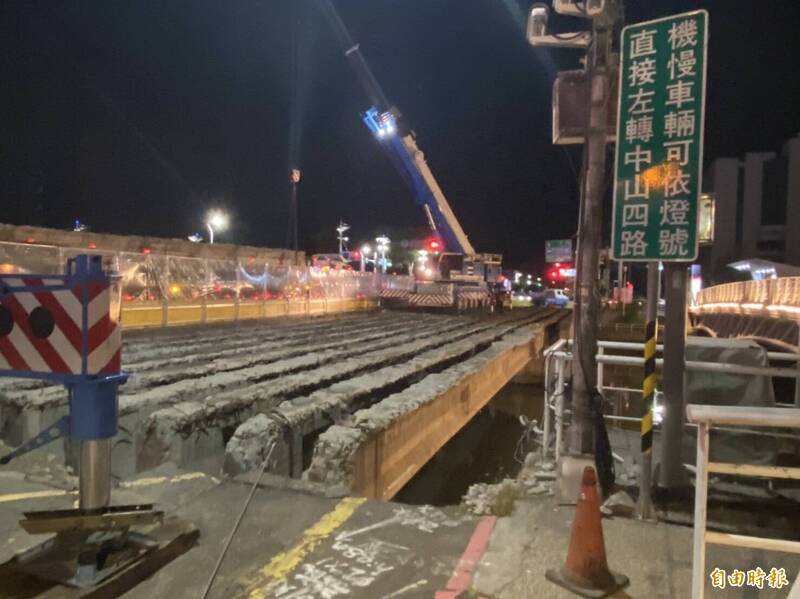 高雄媽祖港橋今晚10時封閉施工。（記者陳文嬋攝）