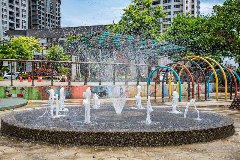 新北市新莊區中港大排旁「塭仔底溼地公園」戲水池，將於7月1日開放免費玩水。（水利局提供）