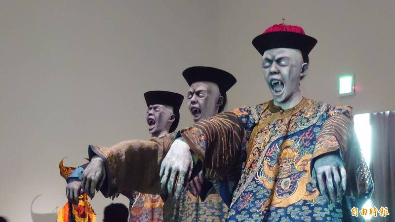 台南美術館2館「亞洲的地獄與幽魂」，「中國殭屍」人形展品逼真，引爆話題。（記者洪瑞琴攝）