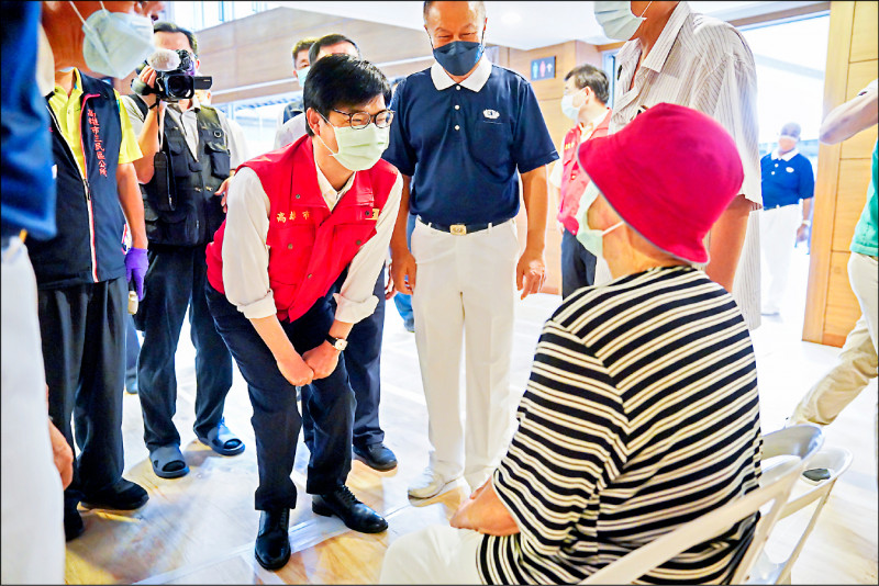 市長陳其邁昨到三民區靜思堂接種站，關心長輩施打疫苗情形。（市府提供）