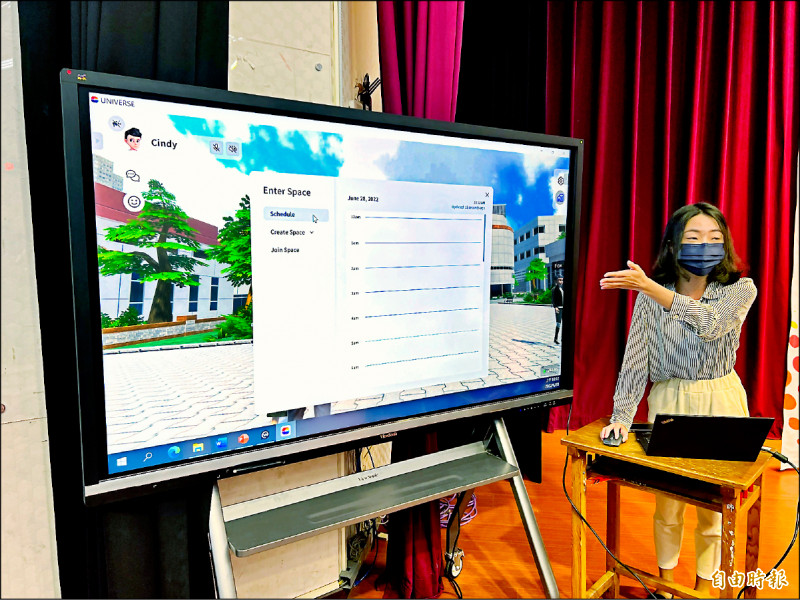 「UNIVERSE教育元宇宙3D互動虛擬教學平台」如同線上遊戲般，可以點選自己所創建的虛擬人物，進行對話、教學、討論等運用。（記者邱書昱攝）
