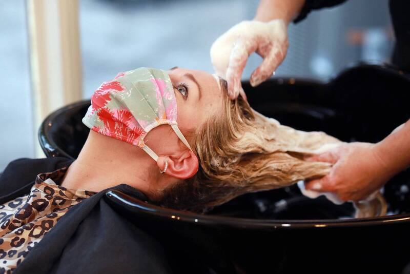 義大利北部小鎮卡斯泰納索（Castenaso）鎮長於25日宣布，禁止髮廊給顧客洗頭2次，違反者將處以最高500歐元（約新台幣1.5萬元）的罰款。示意圖，圖與新聞事件無關。（法新社）