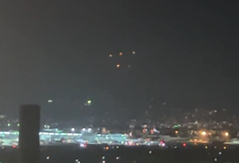 聖地牙哥上空27日晚間出現多個神秘光點。（圖翻攝自推特）