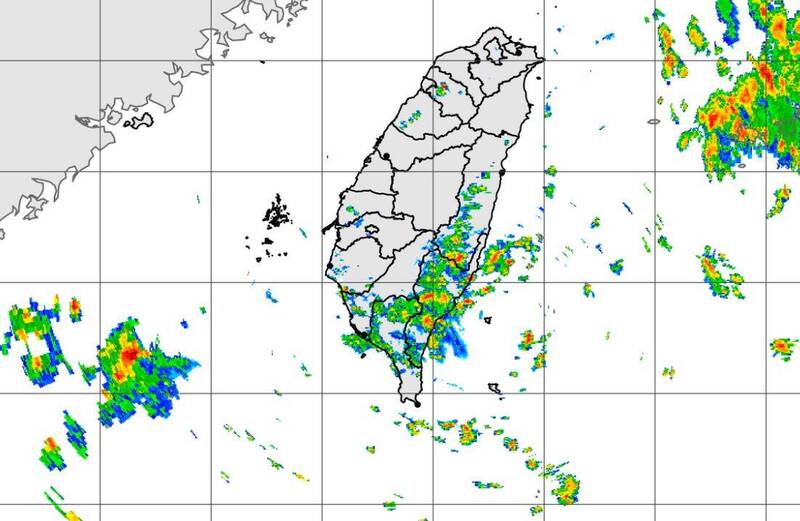 氣象局長鄭明典表示，南方水氣隨著東南風到台灣附近了，北部有點背風面特徵，東南部、東部和南部就可能先受影響。（圖擷自中央氣象局）