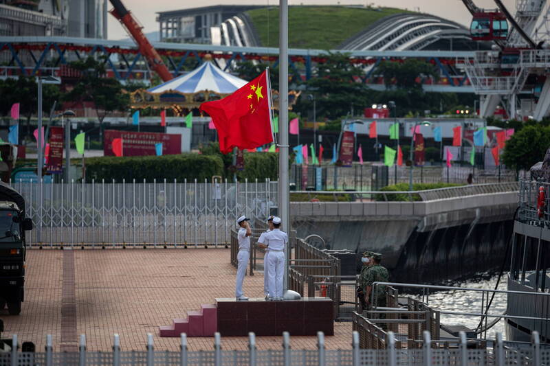 解放軍升旗迎接香港回歸25週年。（歐新社）