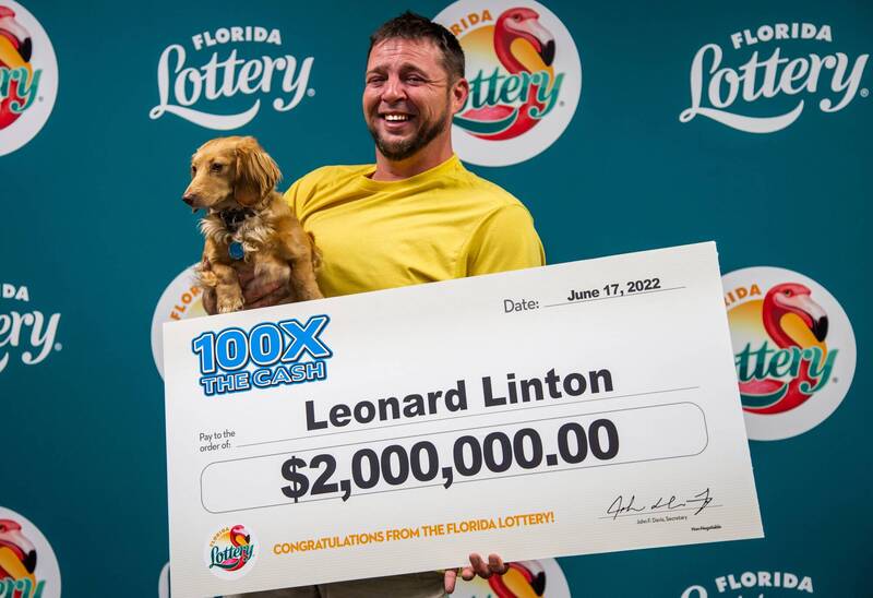 美國佛州男子林頓（Leonard Linton）外出時接到電話得知懷孕愛犬身體不適，連忙趕路回家並隨手買了1張刮刮樂，結果中了200萬美元（約新台幣5935萬元）大獎。（圖擷自Florida Lottery推特）
