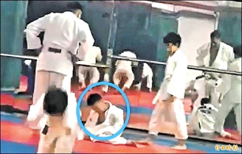 A judo coach surnamed Ho talks to a boy surnamed Huang, circled, at a judo class in Taichung on April 21.
Photo: Taipei Times

